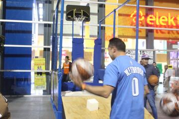 Te dejamos las mejores postales que dejó el primero de los dos partidos de NBA que se jugarán en el país. El Thunder visitó a los Nets en la Arena Ciudad de México.