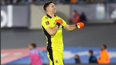 Dibu Martínez a Mbappé: “Siempre juegan con la cancha mojadita”