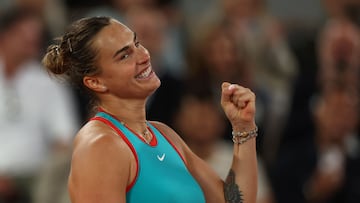 Belarus' Aryna Sabalenka celebrates her victory over Poland's Iga Swiatek during their women's singles semi-final match on day 12 of the French Open tennis tournament on Court Philippe-Chatrier at the Roland-Garros Complex in Paris on June 5, 2025. (Photo by Alain JOCARD / AFP)