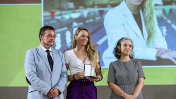 V¨ªctor Francos, presidente del CSD, con Jennifer Pareja (centro), durante la entrega de las placas y medallas de la Real Orden del M¨¦rito Deportivo (ROMD) el pasado jueves.