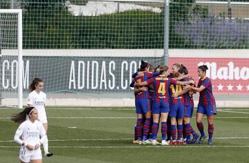 Real Madrid 0-1 Barcelona | Chut de Patri Guijarro desde la frontal que se desvió ligeramente al dar en una jugadora blanca y acabó en el fondo de la portería.