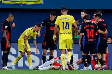 Ter Stegen reacts after suffering a knee injury in Barça's win over Villarreal on Sunday.