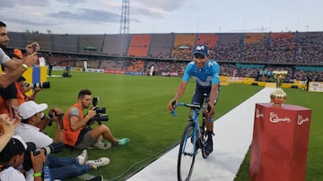 Por este pasillo desfilaron todos los ciclistas que competirán en el Tour Colombia.