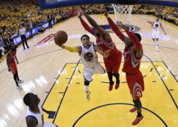 Stephen Curry entra a canasta ante la defensa de John Smith  y Dwight Howard.