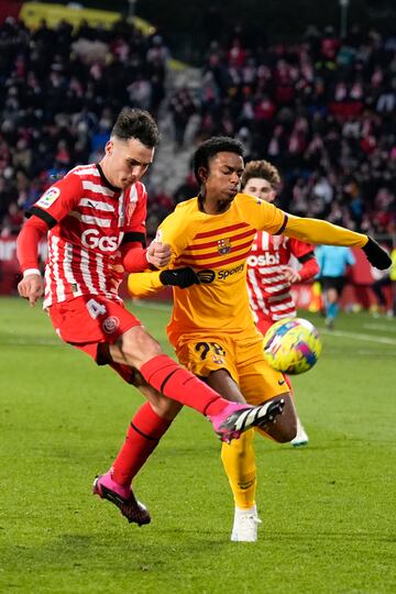 El defensa del Girona Arnau Martínez y Alejandro Balde, del FC Barcelona, disputan el balón durante el partido de LaLiga en el Estadio Montilivi.