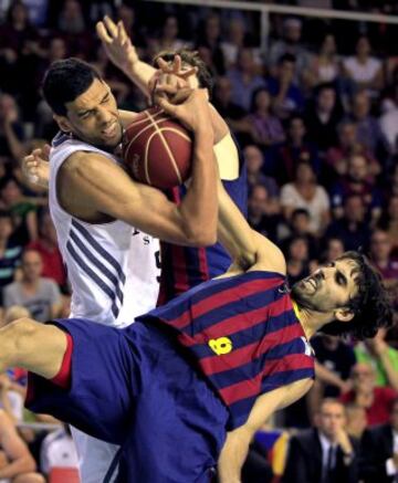 El base del FC Barcelona Víctor Sada pelea un balón con Salah Mejri.