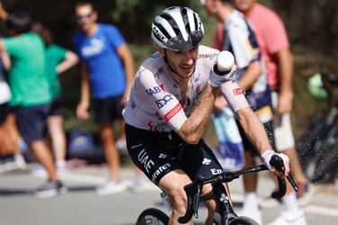 Adam Yates, líder de la etapa, estuvo en la escapada desde el principio de la carrera.