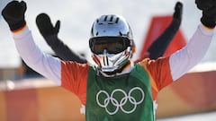 Regino Hern&aacute;ndez celebra su medalla de bronce tras la final de snowboard cross en los Juegos Ol&iacute;mpicos de Invierno de Pyeongchang.