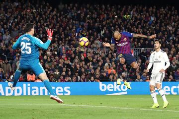 Arturo Vidal anota el 5-1 de cabeza en el partido del Clásico