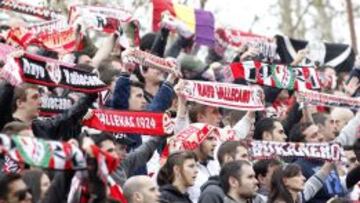La afición franjirroja anima durante un partido en el Estadio de Vallecas.