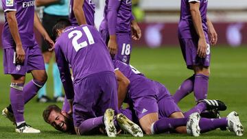 Los jugadores del Real Madrid felicitan a Nacho.