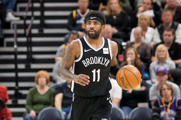 El base de los Brooklyn Nets donó más de 300.000 dólares al programa Feeding America o aportó 1,5 millones para ayudar a las jugadoras de la WNBA que no comenzaron la temporada, entre otras causas sociales. Su último gesto ha sido donar una casa a la familia de George Floyd, el joven asesinado por la policía de Minneapolis en mayo de 2020.