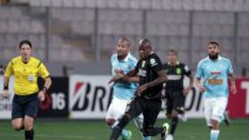 Alberto Rodriguez y Victor Ibarbo pelean un bal&oacute;n durante el encuentro de Copa Libertadores entre Sporting Cristal y Atl&eacute;tico Nacional.