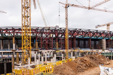 El regreso al nuevo Camp Nou, según el propio club catalán, está a la vuelta de la esquina. Las últimas instantáneas del avance de las obras muestras la construcción del anillo exterior del estadio.