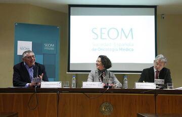 Michael Robinson, junto a la doctora Ruth Vera y el doctor Jaume Galcerán, en la rueda de prensa organizada por la Sociedad Española de Oncología Médica.