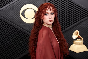 Chappell Roan posa en la alfombra roja.