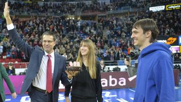 Pedro Mart&iacute;nez, con sus hijo y una tarta con los 800 partidos