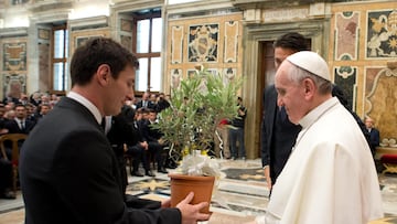 FRN81. CIUDAD DEL VATICANO (VATICANO), 13/08/2013.- Fotografía cedida por el periódico del Vaticano, L'Osservatore Romano, que muestra el Papa Francisco (d) recibiendo un árbol de olivo de manos del jugador de la selección argentina de fútbol, Lionel Messi (i), durante una audiencia en el Vaticano, el 13 de agosto de 2013. El papa Francisco, el primer pontífice argentino de la historia, recibió hoy en audiencia privada en el Vaticano a las selecciones absolutas de fútbol de Italia y de Argentina, que mañana disputarán en Roma un partido amistoso en su honor. EFE/Osservatore Romano *** SÓLO USO EDITORIAL / PROHIBIDA SU VENTA ***