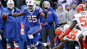 ORCHARD PARK, NY - DECEMBER 18: LeSean McCoy #25 of the Buffalo Bills breaks away from Christian Kirksey #58 of the Cleveland Browns during the first half at New Era Field on December 18, 2016 in Orchard Park, New York. Brett Carlsen/Getty Images/AFP
== FOR NEWSPAPERS, INTERNET, TELCOS & TELEVISION USE ONLY ==