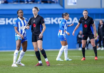 Daniela Caracas y Mapi Len, en el derbi del domingo.
