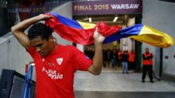 Bacca celebr&oacute; el segundo gol (3-2 del Sevilla) con la bandera colombiana.