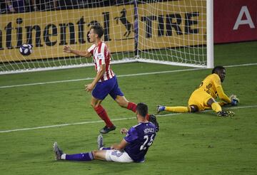 0-1. Marcos Llorente celebró el primer gol.