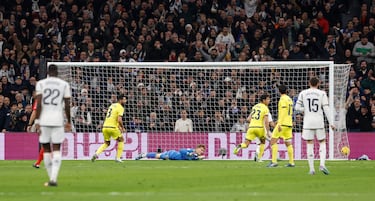 Centro de Modric al área y le llega a Bellingham para rematar de cabeza y picarla abajo, superando a Jörgensen.