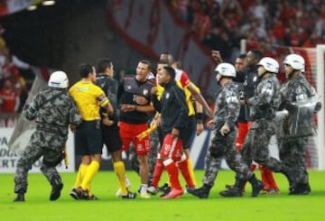 Inter de Porto Alegre sufrió y mucho para derrotar a Santa Fe. Charles Aránguiz fue clave en la mitad de la cancha.