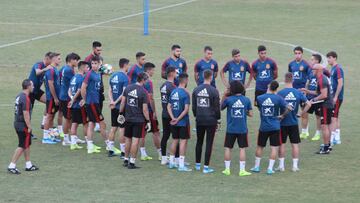 Los jugadores de la selecci&oacute;n Sub-21 escuchan a Luis de la Fuente en el entrenamiento de ayer en C&oacute;rdoba.