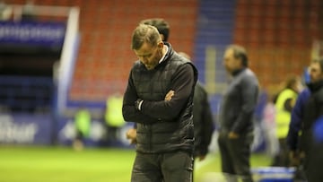 Mosquera, entrenador del Extremadura, durante un partido.