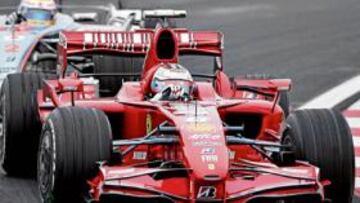 <b>CAMPEÓN Y SUBCAMPEÓN. </b>Kimi y Hamilton se medirán el miércoles sin control de tracción. Sólo faltará su gran rival, Alonso, que acabó el Mundial empatado con el inglés,