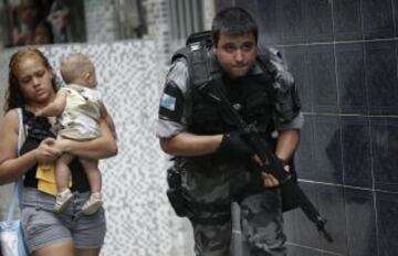 Brasil desplegará tropas federales en Río de Janeiro para ayudar a sofocar una oleada de crímenes violentos tras los ataques de narcotraficantes contra los puestos policiales en tres barrios marginales en el lado norte de la ciudad. A menos de tres meses del Mundial en el que Río acogerá a decenas de miles de aficionados al fútbol. Los ataques han lanzado nuevas dudas sobre los esfuerzos del gobierno para expulsar a las pandillas de los barrios pobres.