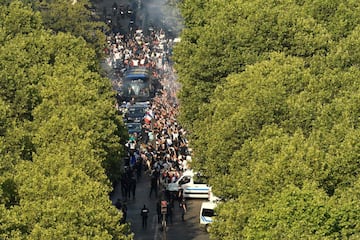 The bus transporting the France's national football team arrives in Paris near the Champs-Elysees avenue, on July 16, 2018 after winning the Russia 2018 World Cup final football match. / AFP PHOTO / Bertrand GUAY