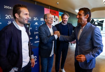 Mista, Rubén Baraja y Miguel Ángel Angulo se saludan con antes del inicio del homenaje.