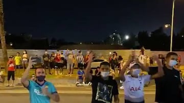 El canto de los hinchas culés en las afueras del club: "Bartomeu, dimisión..."