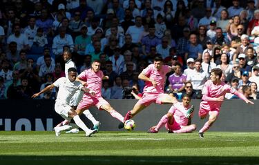 El delantero brasleño se inventó una jugada dentro del área del Espanyol y chutó pegado al palo, lejos de la estirada de Pacheco.