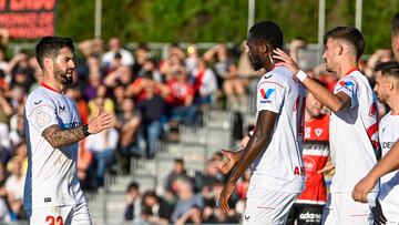 MALIAÑO (CANTABRIA), 13/11/2022.- Los jugadores del Sevilla celebran un gol durante el partido de la Copa del Rey, este domingo, en las instalaciones deportivas municipales de La Maruca en la localidad cántabra de Maliaño. EFE/Pedro Puente Hoyos
