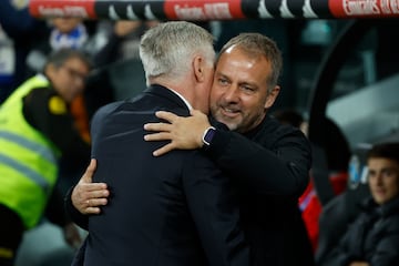 Previo al partido, Carlo Ancelotti y Hansi Flick se dieron un cálido abrazo antes de convertirse en rivales durante 90 minutos. 