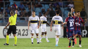 AMDEP826. MATURÍN (VENEZUELA), 06/04/2023.- El árbitro brasileño Wilton Sampaio (i) expulsa al jugador Facundo Roncaglia (2-i) de Boca Juniors hoy, en un partido de la fase de grupos de la Copa Libertadores entre Monagas y Boca Juniors en estadio Monumental de Maturín, Maturín (Venezuela). EFE/Ray ner Peña