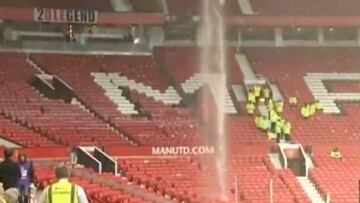 La afici¨®n del United estalla contra los Glazer por la ruina de Old Trafford: goteras, ratones...