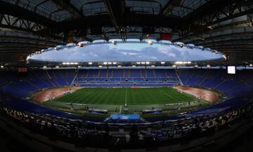 AS Roma y Lazio, grandes rivales de la Serie A, habitan la misma casa: el Estadio Olímpico de Roma. Este recinto, que abrió sus puertas en 1966, tiene aforo para más de 72 mil asistentes. La tribuna sur es ocupada por los simpatizantes de la Loba, mientras que los seguidores de I Biancocelesti ocupan la zona norte.