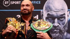 Tyson Fury con sus cinturones.