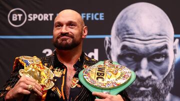 Tyson Fury, con sus cinturones.