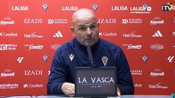 El técnico valenciano en la sala de prensa de Anduva tras el empate frente al Mirandés. Foto: Cádiz CF PLAIZ
