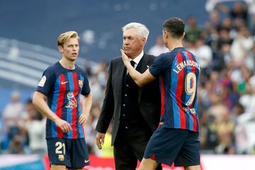 Lewandowski, con Ancelotti y De Jong en el Clásico liguero.