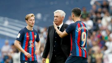 Robert Lewandowski saluda a Carlo Ancelotti.