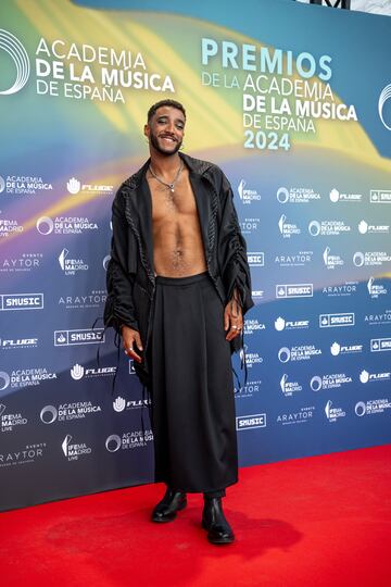 El cantante, Omar Samba posa en el photocall de los Premios de la Academia de la Música.