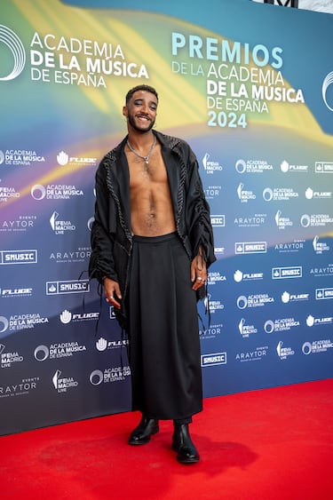 El cantante, Omar Samba posa en el photocall de los Premios de la Academia de la Música.