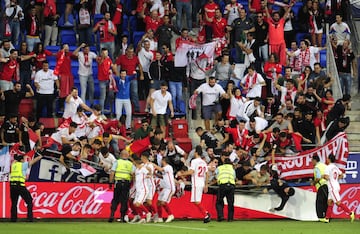 Seguidores del Sevilla caen tras ceder una de las vallas en Ipurúa