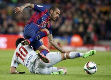 Daniel Alves con Arda Turan.